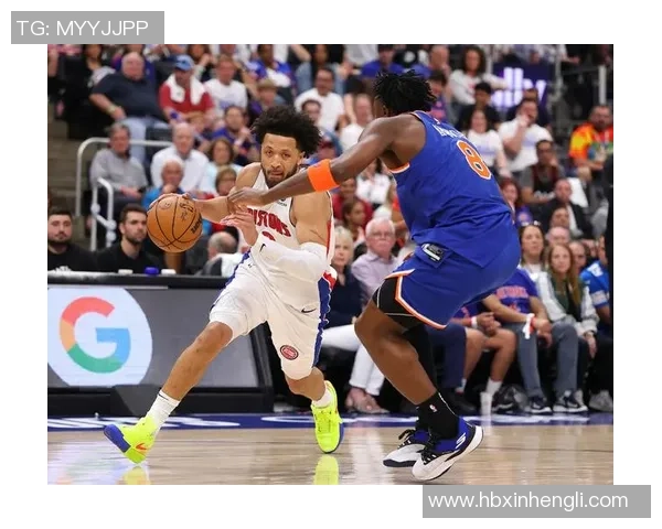 尼克斯美人球迷晒赛前场边观战照！标志性诱人浅笑+展示好身材